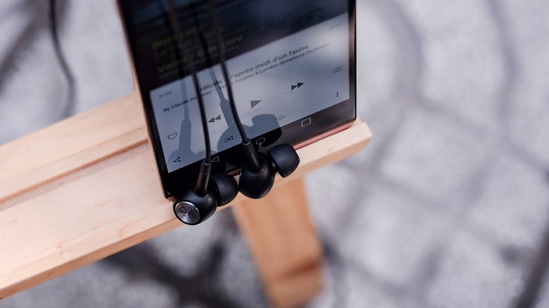 Tai nghe nh&eacute;t trong LG V30 Chipset B&O Play ch&iacute;nh h&atilde;ng