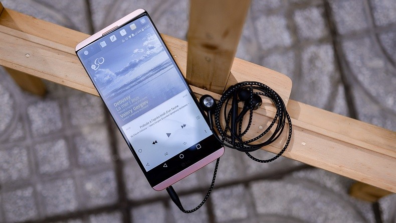 Tai nghe nh&eacute;t trong LG V30 Chipset B&O Play ch&iacute;nh h&atilde;ng